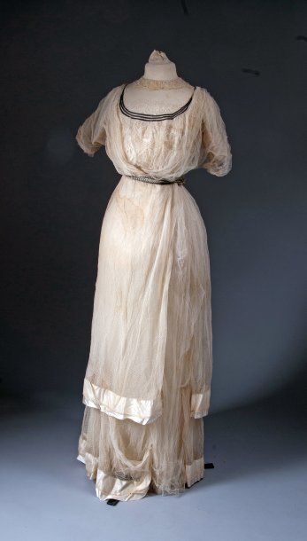 Robe griffée Aux Montagnes Russes, Paris,...