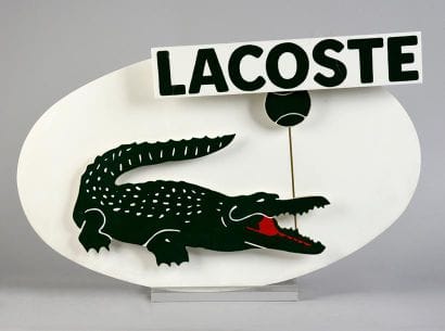 Enseigne publicitaire pour la marque Lacoste....