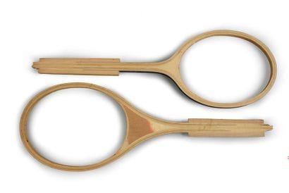 Ensemble de 2 raquettes en bois à l'état...