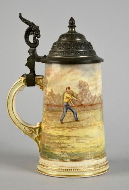 Chope à bière en porcelaine à décor de joueurs...