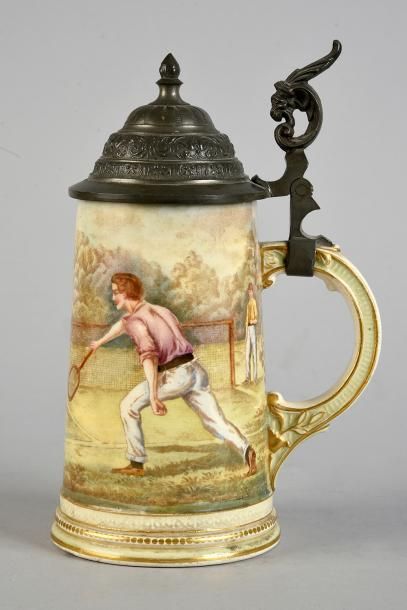 Chope à bière en porcelaine à décor de joueurs...