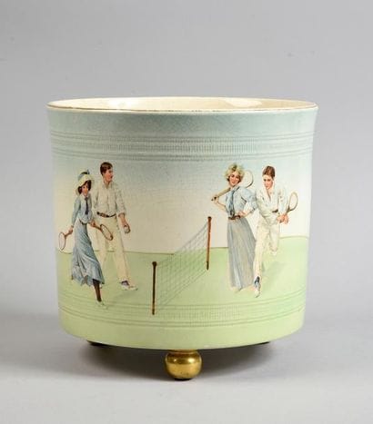 Exceptionnelle jardinière en porcelaine figurant...