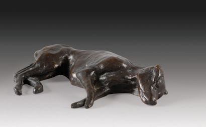 ARISIS
Chien couché.Bronze à patine brune.Numéroté...