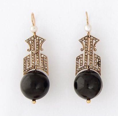 Paire de pendants d'oreilles en motifs géométriques...