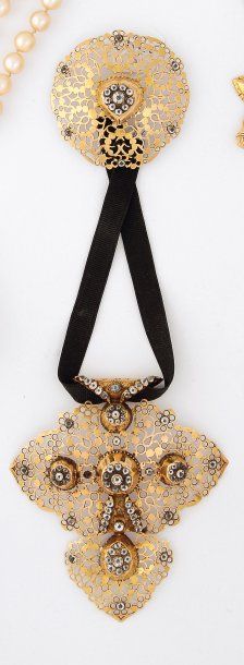 Croix de Rouen en feuille d'or légèrement...