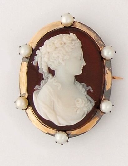 Broche en or rose, ornée d'un camée sur agate...