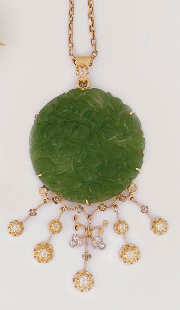 Pendentif en jade sculpté de motifs floraux...