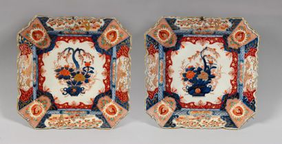 JAPON.Paire de plats carrés en porcelaine...