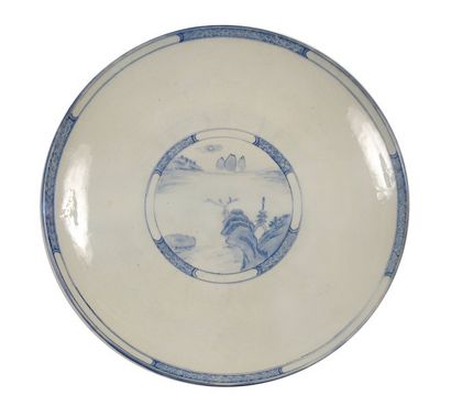 Plat en porcelaine du Japon à décor bleu...