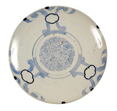 Plat en porcelaine à décor de réserves de...