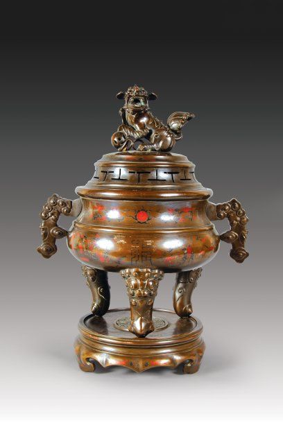 Grand brûle-parfum en bronze ciselé et patiné...