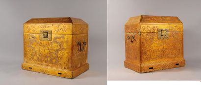 Deux coffres rectangulaires en bois laqué...