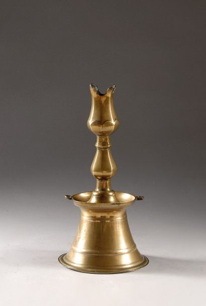 Lampe en bronze tourné sur une base circulaire...