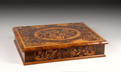 Coffret marqueté d'oiseaux, panier de fleurs,...