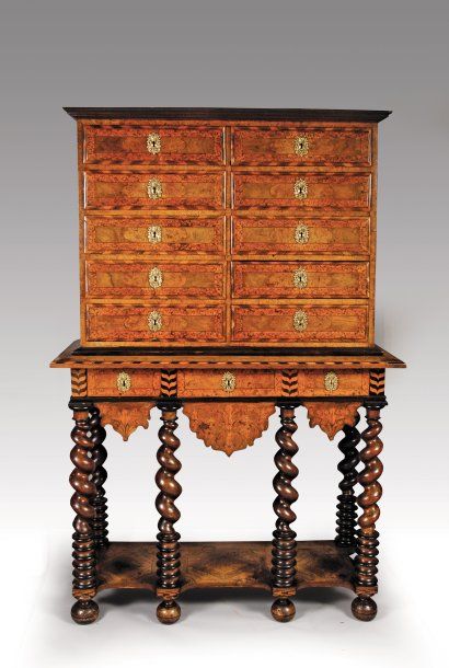 Cabinet en placage de loupe et filets gravés...