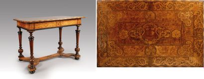 Table de forme rectangulaire à plateau marqueté...