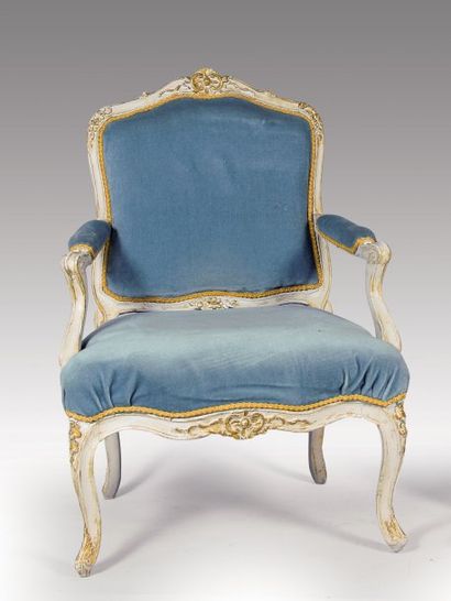 Fauteuil à la reine, en bois sculpté relaqué...