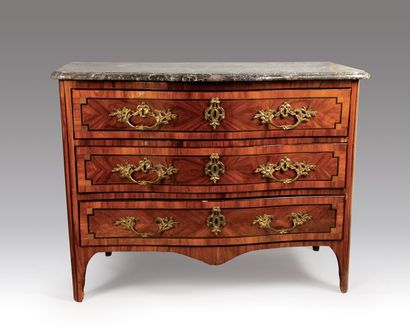 Commode galbée en façade en placage de bois...