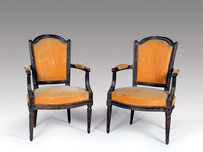 Paire de fauteuils cabriolets, en bois sculpté...
