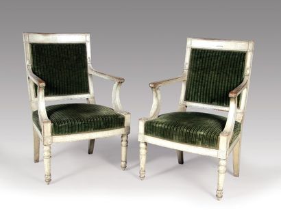 Paire de fauteuils en bois relaqué gris.Epoque...