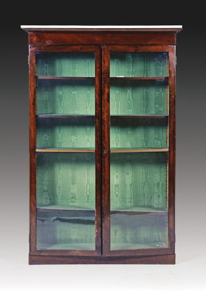 Vitrine en acajou et placage d'acajou ouvrant...