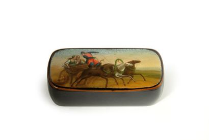 Tabatière en papier mâché, de forme rectangulaire,...