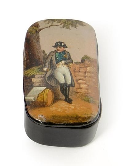 Tabatière en papier mâché, de forme rectangulaire,...