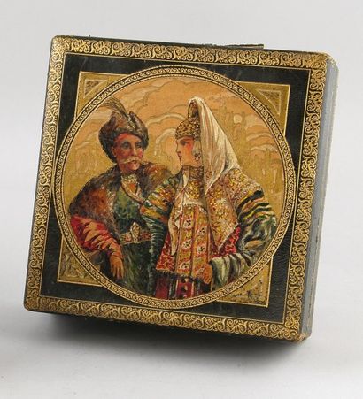Boîte carrée en bois recouverte de cuir polychrome,...