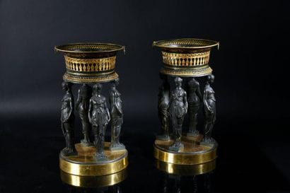 Deux éléments de surtout en porcelaine de...