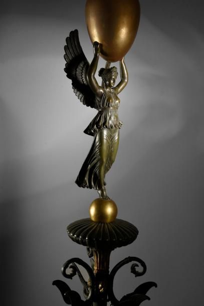 Lampadaire en bronze patiné et doré, en forme...