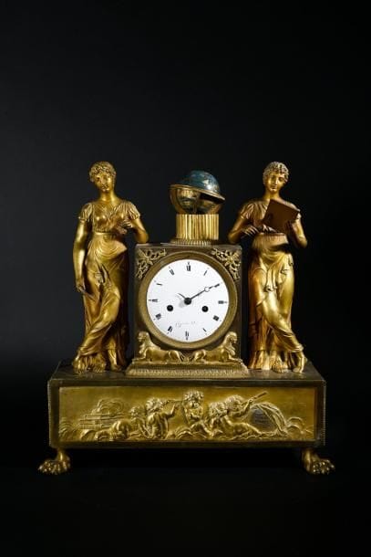 Pendule à la géoraphie en bronze doré, la...