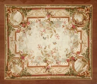 AUBUSSON
Grand tapis en laine, à décor de...
