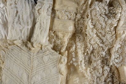 Robes et manteau d'enfant en dentelle, 2nde...