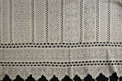 Panneau, fils tirés rebrodés, collection...
