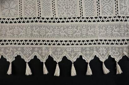 Panneau, fils tirés rebrodés, collection...