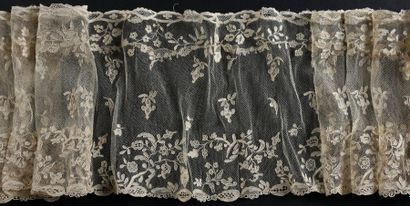 Large volant, Alençon, aiguille, vers 1880-1900.
Dentelle...