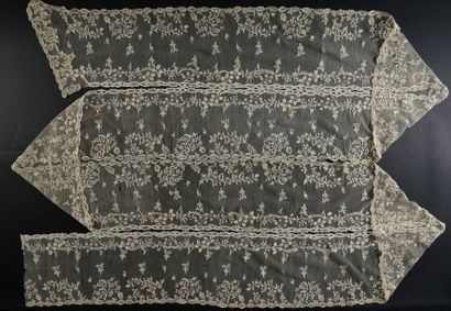 Large volant, Alençon, aiguille, vers 1880-1900.
Dentelle...