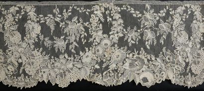 Somptueux volant en Alençon, vers 1860-70.
Dentelle...