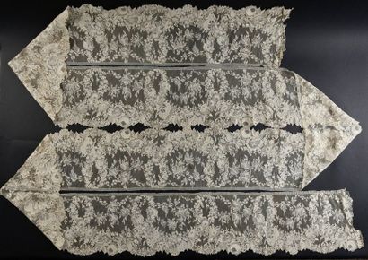 Somptueux volant en Alençon, vers 1860-70.
Dentelle...