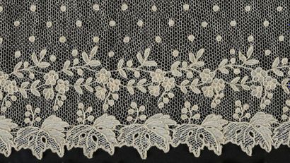 Volant en Alençon, aiguille, vers 1860-70.
Décor...