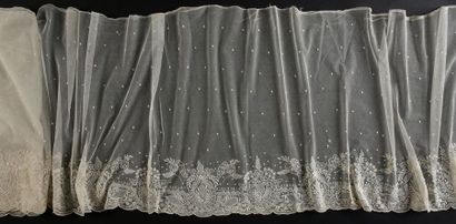 Large volant en tulle brodé, XIXe siècle.
En...