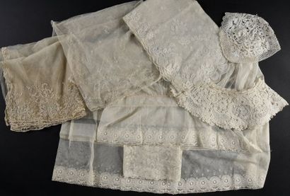 Réunion d'éléments du costume féminin, début...