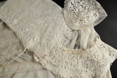 Réunion d'éléments du costume féminin, début...
