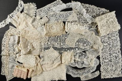 Réunion de dentelle et éléments du costume,...