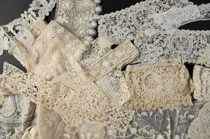Réunion de dentelle et éléments du costume,...
