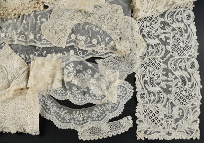 Réunion de dentelle et éléments du costume,...