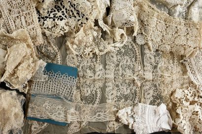 Importante réunion de métrages en dentelle,...
