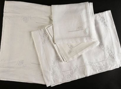Services de table brodés, début du XXe siècle.
Nappe...