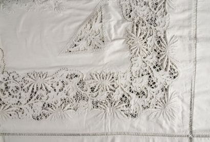 Nappe carrée, broderie richelieu, vers 1930.
A...
