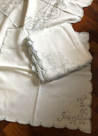 Somptueuse nappe de banquet et douze serviettes,...